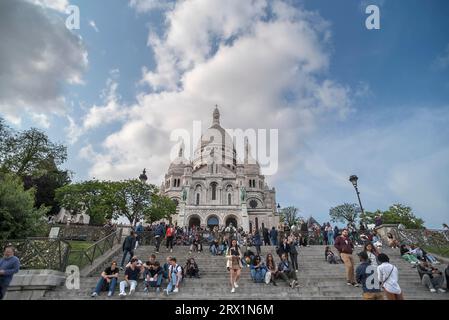 Basilica Sacre-Coeur de Motmartre, Touristen auf der Treppe vor der Kirche, Paris, Frankreich Stockfoto