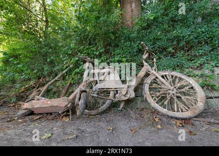 Symbolisches Bild, Umweltverschmutzung, Schrott, der von magnetischen Anglern mit Magneten gefischt wird, Elektrofahrrad, Leihfahrrad, E-Bike, E-Scooter, Stuttgart Stockfoto