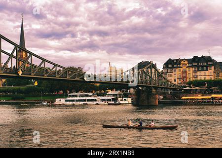 Blick über den Main, Ruderboot, Wolkenkratzer, Sonnenuntergang, Frankfurt am Main, Hessen, Deutschland Stockfoto