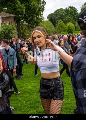 Musikfestival-Fans machen sich auf den Weg zum Slam Dunk Festival 2023. Stockfoto