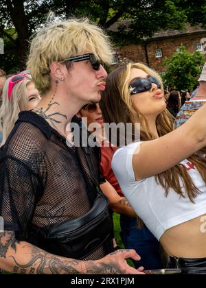 Musikfestival-Fans machen sich auf den Weg zum Slam Dunk Festival 2023. Stockfoto