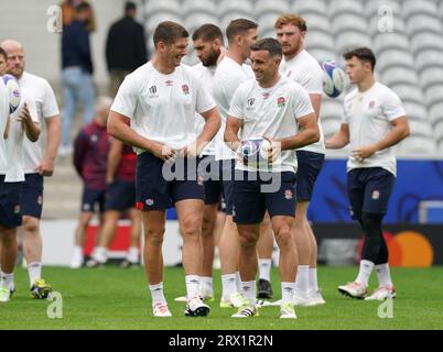 Owen Farrell (links) und George Ford beim Captain's Run im Stade Pierre Mauroy, Villeneuve-d'Ascq. Bilddatum: Freitag, 22. September 2023. Stockfoto