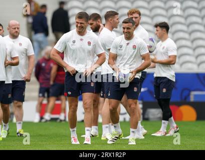 Owen Farrell (links) und George Ford beim Captain's Run im Stade Pierre Mauroy, Villeneuve-d'Ascq. Bilddatum: Freitag, 22. September 2023. Stockfoto