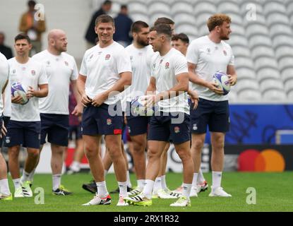 Owen Farrell (links) und George Ford beim Captain's Run im Stade Pierre Mauroy, Villeneuve-d'Ascq. Bilddatum: Freitag, 22. September 2023. Stockfoto