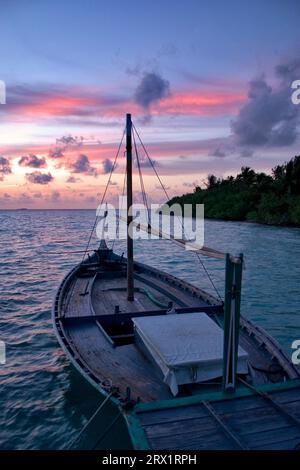 Traditionelle maledivische Dhoni im Sonnenuntergang, Malediven, Süd-Male-Atoll Stockfoto