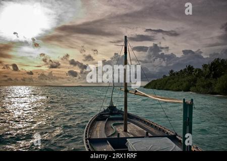 Traditionelle maledivische Dhoni im Sonnenuntergang, Malediven, Süd-Male-Atoll Stockfoto