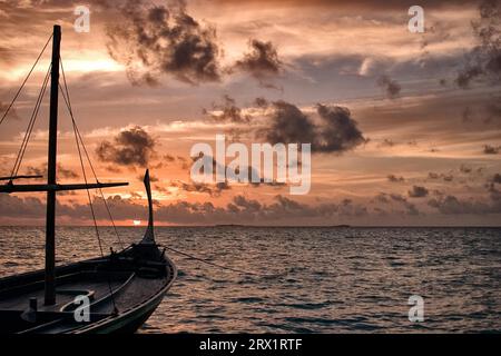 Traditionelle maledivische Dhoni im Sonnenuntergang, Malediven, Süd-Male-Atoll Stockfoto