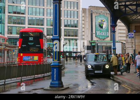 Taxis halten am Taxistand vor der Victoria Station während eines Gewitters mit starkem Regen an London England Großbritannien Stockfoto