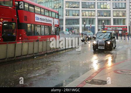 Taxis halten am Taxistand vor der Victoria Station während eines Gewitters mit starkem Regen an London England Großbritannien Stockfoto