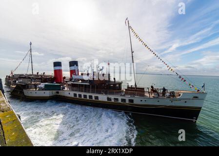 Southend Pier, Southend on Sea, Essex, Großbritannien. September 2023. Waverley wurde 1946 gegründet und ist der weltweit letzte Seedampfer. Er ist am Pier von Southend on Sea entlang gekommen, um Passagiere an Bord zu nehmen und eine Vergnügungsfahrt in die Themse zu Unternehmen, um die Festungen aus der Zeit des Krieges zu sehen. Die Reise wird als Feier für den Southend Pier befördert, der 2023 zum Pier des Jahres gekürt wurde. Ankunft nebenan Stockfoto