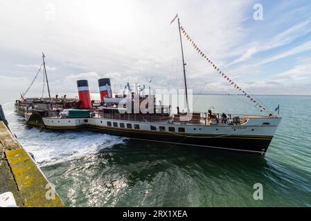 Southend Pier, Southend on Sea, Essex, Großbritannien. September 2023. Waverley wurde 1946 gegründet und ist der weltweit letzte Seedampfer. Er ist am Pier von Southend on Sea entlang gekommen, um Passagiere an Bord zu nehmen und eine Vergnügungsfahrt in die Themse zu Unternehmen, um die Festungen aus der Zeit des Krieges zu sehen. Die Reise wird als Feier für den Southend Pier befördert, der 2023 zum Pier des Jahres gekürt wurde. Ankunft nebenan Stockfoto