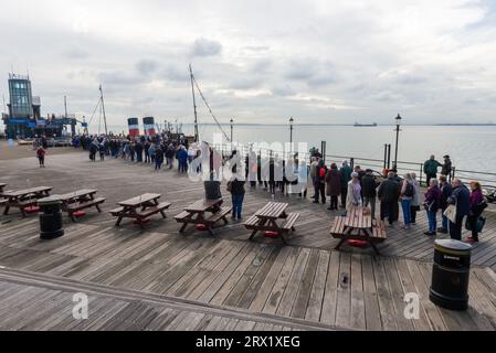 Southend Pier, Southend on Sea, Essex, Großbritannien. September 2023. Waverley wurde 1946 gegründet und ist der weltweit letzte Seedampfer. Er ist am Pier von Southend on Sea entlang gekommen, um Passagiere an Bord zu nehmen und eine Vergnügungsfahrt in die Themse zu Unternehmen, um die Festungen aus der Zeit des Krieges zu sehen. Die Reise wird als Feier der Auszeichnung des Southend Pier zum Pier des Jahres 2023 gefördert, und der Pier selbst hat Kriegsgeschichte als HMS Leigh während des Zweiten Weltkriegs. Passagiere, die an Bord anstehen Stockfoto