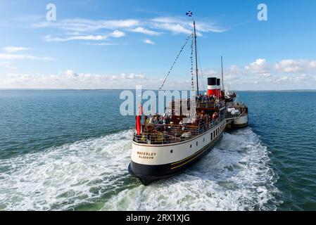 Southend Pier, Southend on Sea, Essex, Großbritannien. September 2023. Waverley wurde 1946 gegründet und ist der weltweit letzte Seedampfer. Er ist am Pier von Southend on Sea entlang gekommen, um Passagiere an Bord zu nehmen und eine Vergnügungsfahrt in die Themse zu Unternehmen, um die Festungen aus der Zeit des Krieges zu sehen. Die Reise wird als Feier der Auszeichnung des Southend Pier zum Pier des Jahres 2023 gefördert, und der Pier selbst hat Kriegsgeschichte als HMS Leigh während des Zweiten Weltkriegs. Waverley hat in den kommenden Wochen ein Programm mit Ausflügen auf der Themse und nach London. Stockfoto