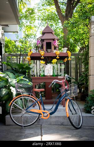 Ein Fahrrad steht vor einem thailändischen Spirituosenhaus an der Soi 8, Sukhumvit Rd Bangkok, Thailand. Stockfoto