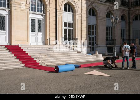 Marseille, Frankreich. September 2023. Vorbereitung des Roten Teppichs im Palais du Pharo für die Ankunft von Papst Franziskus in Marseille am 22. september 2023. Foto: Laurent Coust/ABACAPRESS.COM Abaca Press/Alamy Live News Stockfoto