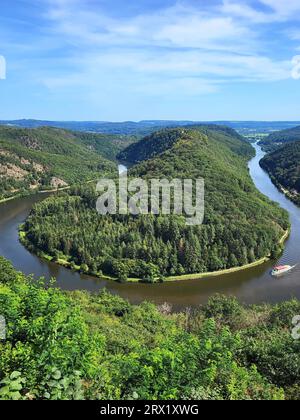 Luftaufnahme der Saarschleife. Die Saar windet sich durch das Tal und ist von grünen Wäldern umgeben. Orscholz, Mettlach, Saarland, Deutschland Stockfoto