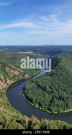 Luftaufnahme der Saarschleife. Die Saar windet sich durch das Tal und ist von grünen Wäldern umgeben. Orscholz, Mettlach, Saarland, Deutschland Stockfoto