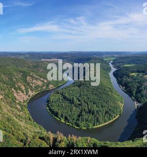 Luftaufnahme der Saarschleife. Die Saar windet sich durch das Tal und ist von grünen Wäldern umgeben. Orscholz, Mettlach, Saarland, Deutschland Stockfoto