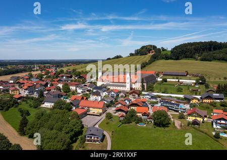 Drohnenbild, Benediktinerkloster Michaelbeuern in Michaelbeuern, Flachgau, Land Salzburg, Österreich Stockfoto