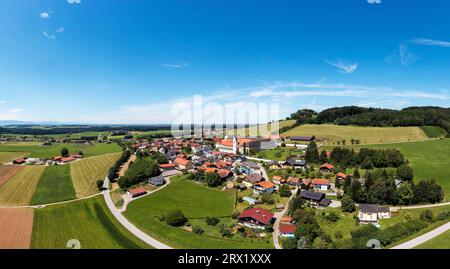 Drohnenbild, Benediktinerkloster Michaelbeuern in Michaelbeuern, Flachgau, Land Salzburg, Österreich Stockfoto