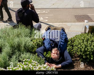 Besucher des kostenlosen Outdoors Jazz Festivals im Stadtzentrum von Leeds, Großbritannien. Stockfoto