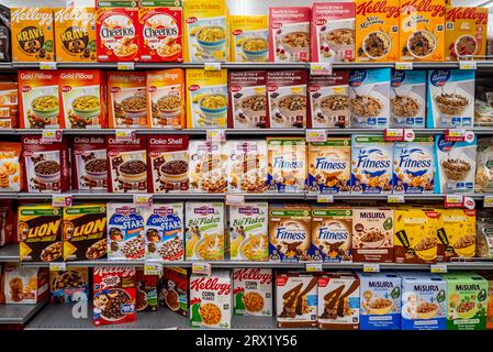 Italien - 14. August 2023: Flocken verschiedener Typen und Marken in Kisten, die in Regalen zum Verkauf im italienischen Supermarkt ausgestellt sind Stockfoto