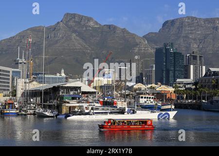 Ausflugsboot an der Victoria und Alfred Waterfront, Tafelberg im Hintergrund, Kapstadt, Westkap-Provinz, Südafrika Stockfoto