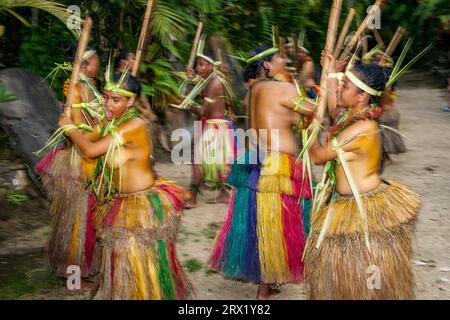 Traditionelle Tänzer von Yap Island tanzen in historischem Kopfschmuck und führen traditionellen rituellen Bambustanz mit Bambusstäbchen auf, Yap Stockfoto