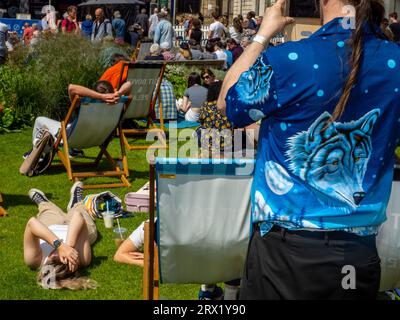 Besucher des kostenlosen Outdoors Jazz Festivals im Stadtzentrum von Leeds, Großbritannien. Stockfoto