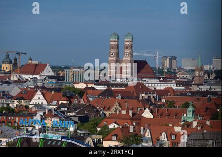 Blick auf das Oktoberfest vom Riesenrad auf das Festgelände und die Stadt mit der Marienkirche München Bayern, Deutschland Oktoberfest Stockfoto