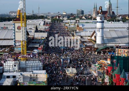 Blick vom Riesenrad auf das Festspielgelände und die Stadt München Bayern, Deutschland Oktoberfest München Bayern, Deutschland Stockfoto