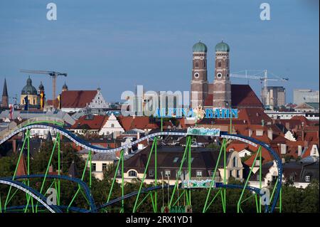 Blick auf das Oktoberfest vom Riesenrad auf das Festgelände und die Stadt mit der Marienkirche München Bayern, Deutschland Oktoberfest Stockfoto