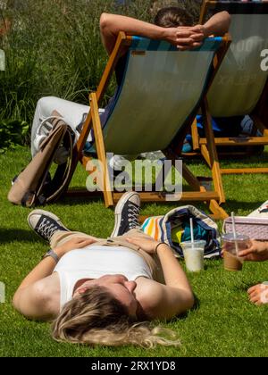 Besucher des kostenlosen Outdoors Jazz Festivals im Stadtzentrum von Leeds, Großbritannien. Stockfoto