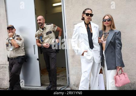 Mailand, Italien. September 2023. Modeliebhaber und Influencer posieren während der Mailänder Fashion Week für Fotos. (Foto: Marina Takimoto/SOPA Images/SIPA USA) Credit: SIPA USA/Alamy Live News Stockfoto