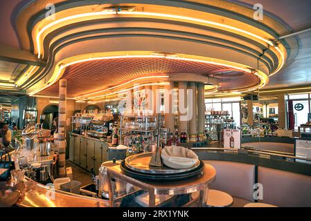 Cafe des Deux Moulins, Drehort des Films The Fabulous World of Amelie, 15 Rue Lepic, Paris, Frankreich Stockfoto