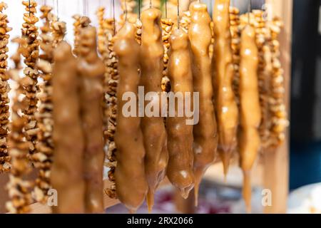 Georgianische hausgemachte Delikatesse namens Churchkhela aus Traubensaft, Walnüssen und Honig, die auf dem Markt in Tiflis, Georgien, verkauft werden Stockfoto