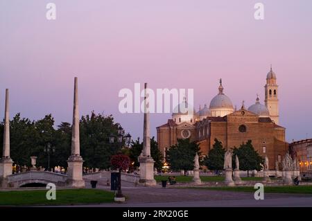 Abendliche Atmosphäre im Prato della Valle mit Santa Giustina in Padua, Venetien, Italien Stockfoto