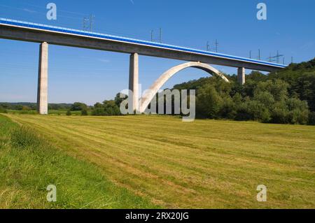 Die EISBRÜCKE über das Lahntal bei Limburg, Hessen Stockfoto