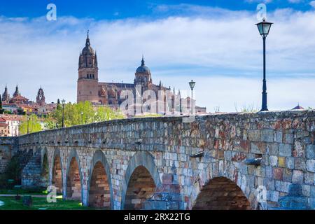 Renaissance-Kathedrale und römische Brücke Stockfoto