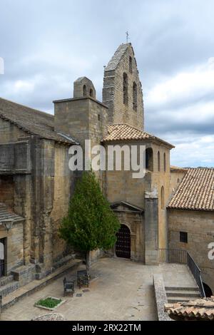 Machen Sie einen Spaziergang durch die Straßen der mittelalterlichen Stadt SOS del Rey Catolico, Spanien Stockfoto