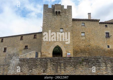 Machen Sie einen Spaziergang durch die Straßen der mittelalterlichen Stadt SOS del Rey Catolico, Spanien Stockfoto