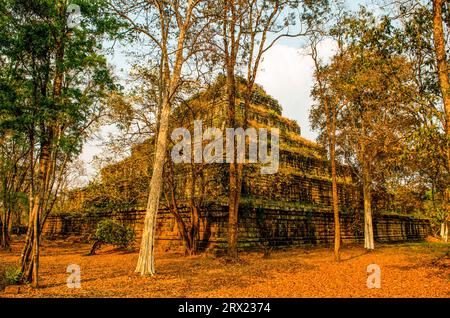 Die siebenstufige Pyramide namens Prasat Prang, Prasat Thom (Prasat Kompeng), Koh Ker, Provinz Preah Vihear, Kambodscha. © Kraig Lieb Stockfoto