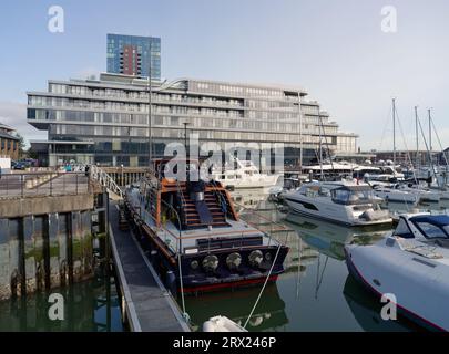 Ocean Village Marina mit Booten und Gebäuden Stockfoto