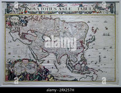 Wandkarte Asiens (um 1690-1702) von Philip Tideman (Designer) und Gilliam van der Gouwen (Graveur).Nova totius Asiae Tabula. Stockfoto