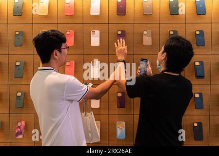 Bangkok, Thailand. September 2023. Kunden sehen sich das Zubehör des neuen iPhone 15 im Apple Store in Bangkok an. Die neuen iPhone 15-Modelle, die iPhone 15, Plus, Pro und Pro Max sind, wurden am 22. September 2023 offiziell für Kunden in Thailand eingeführt. Quelle: SOPA Images Limited/Alamy Live News Stockfoto