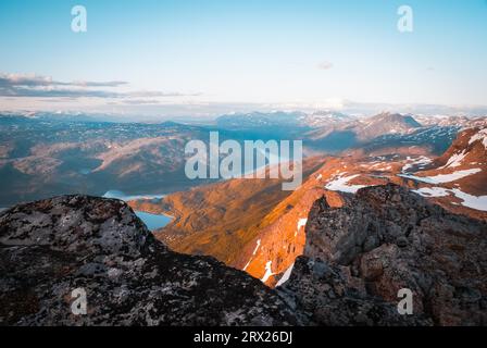 Malerischer Blick aus der Luft von der Spitze des Berges auf Täler und Berge, die von Mitternachtssonne bedeckt sind, in der Nähe von Narvik in Norwegen Stockfoto