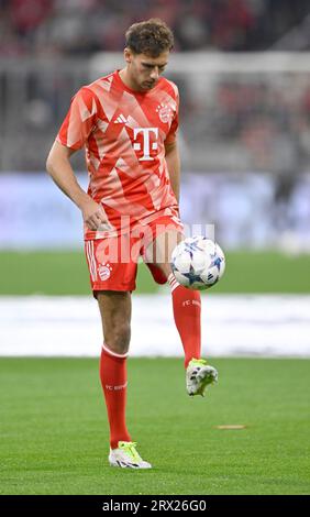 Aufwärmtraining Leon Goretzka FC Bayern München FCB (08) Jongleball, Champions League, Allianz Arena, München, Bayern, Deutschland Stockfoto