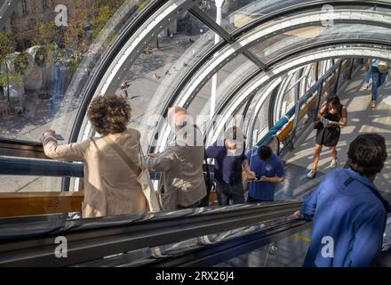 Leute, die auf Rolltreppen außerhalb des Pompidou Centre in Paris, Frankreich, reisen, haben einen Blick auf den Place Georges Pompidou. Stockfoto