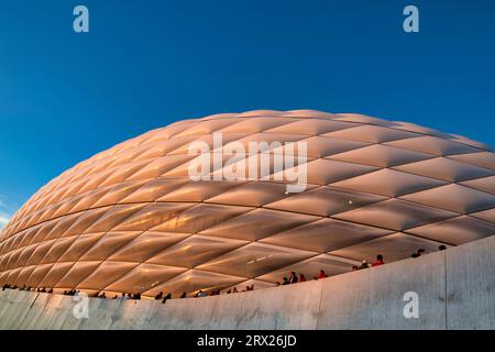 Außenaufnahme, Übersicht, Stadionhülle, Sonnenuntergang, Abendstimmung, Champions League, Allianz Arena, München, Bayern, Deutschland, Europa Stockfoto