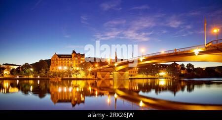 Die Mosel am Abend mit der Brücke von Bernkastel nach Kues, Bernkastel-Kues, Rheinland-Pfalz, Deutschland Stockfoto